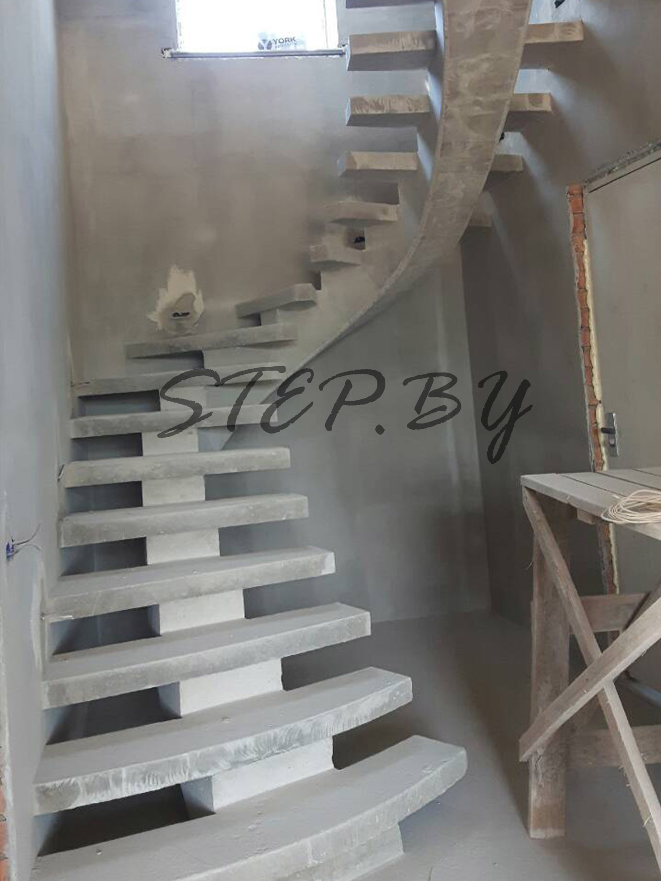 Бетонная лестница на косоуре фотография 3