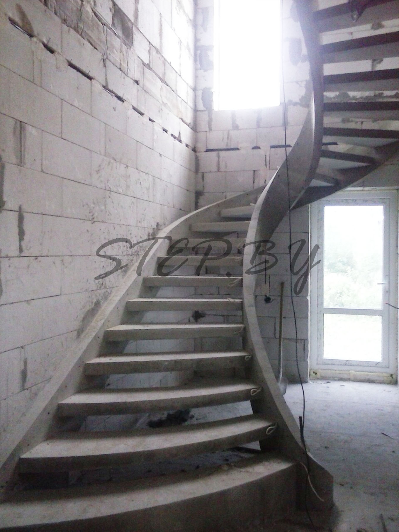 Бетонная лестница на тетивах фотография 11