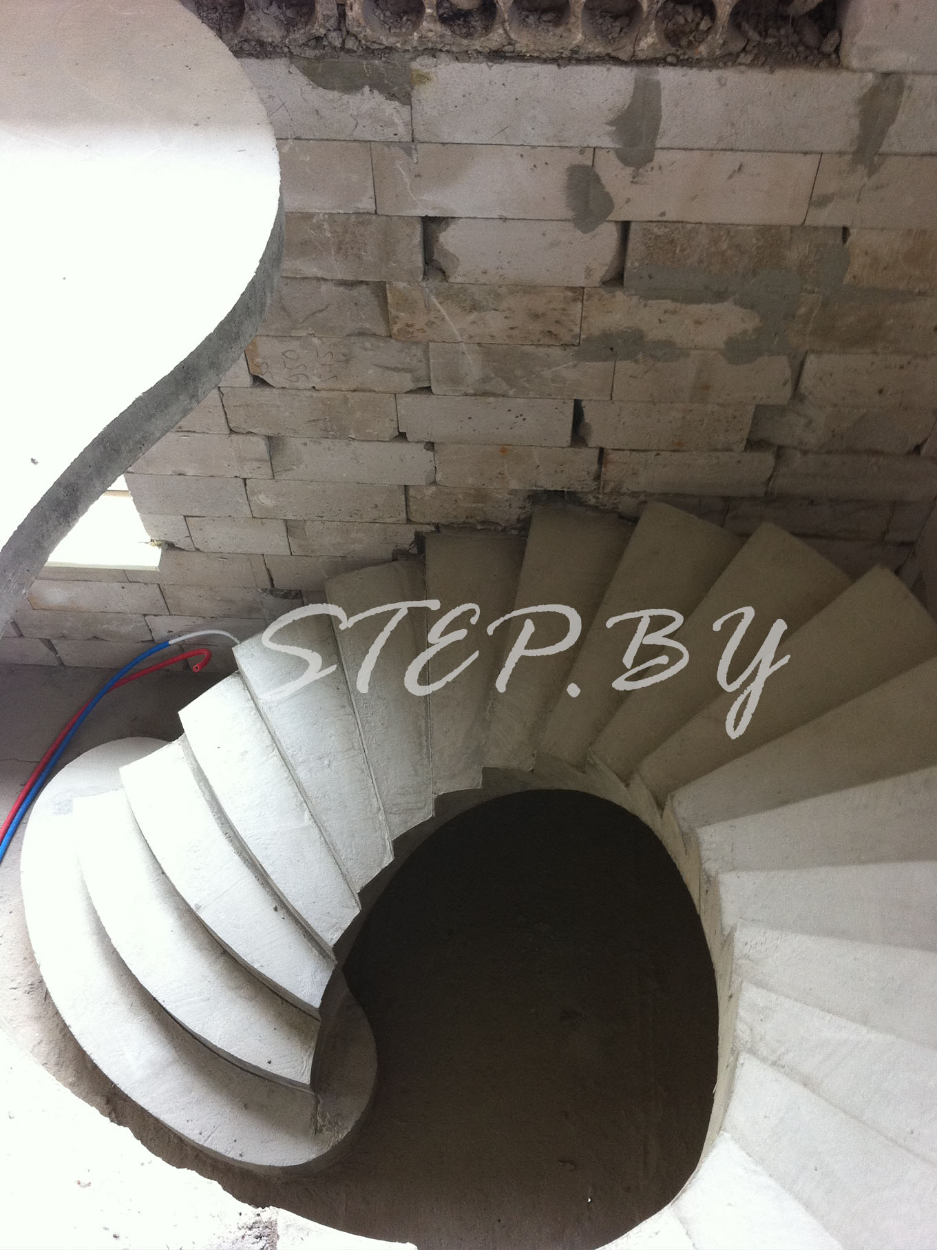 Бетонная лестница радиусной формы фотография 11