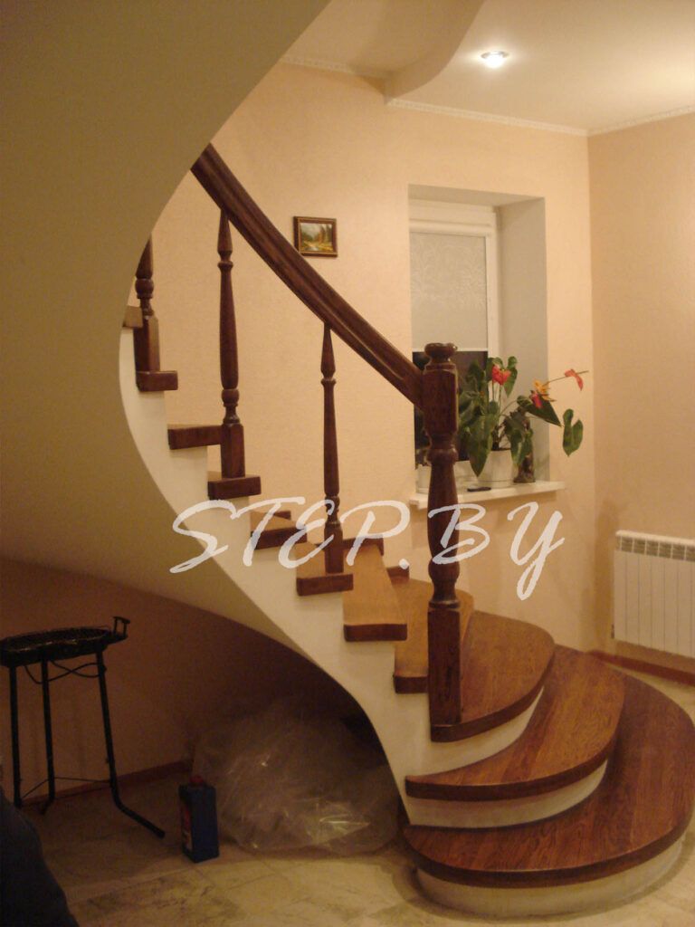 Бетонная лестница радиусной формы фотография 15