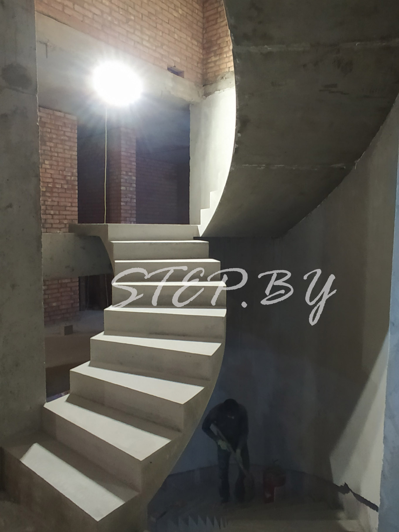 Бетонная лестница радиусной формы фотография 4