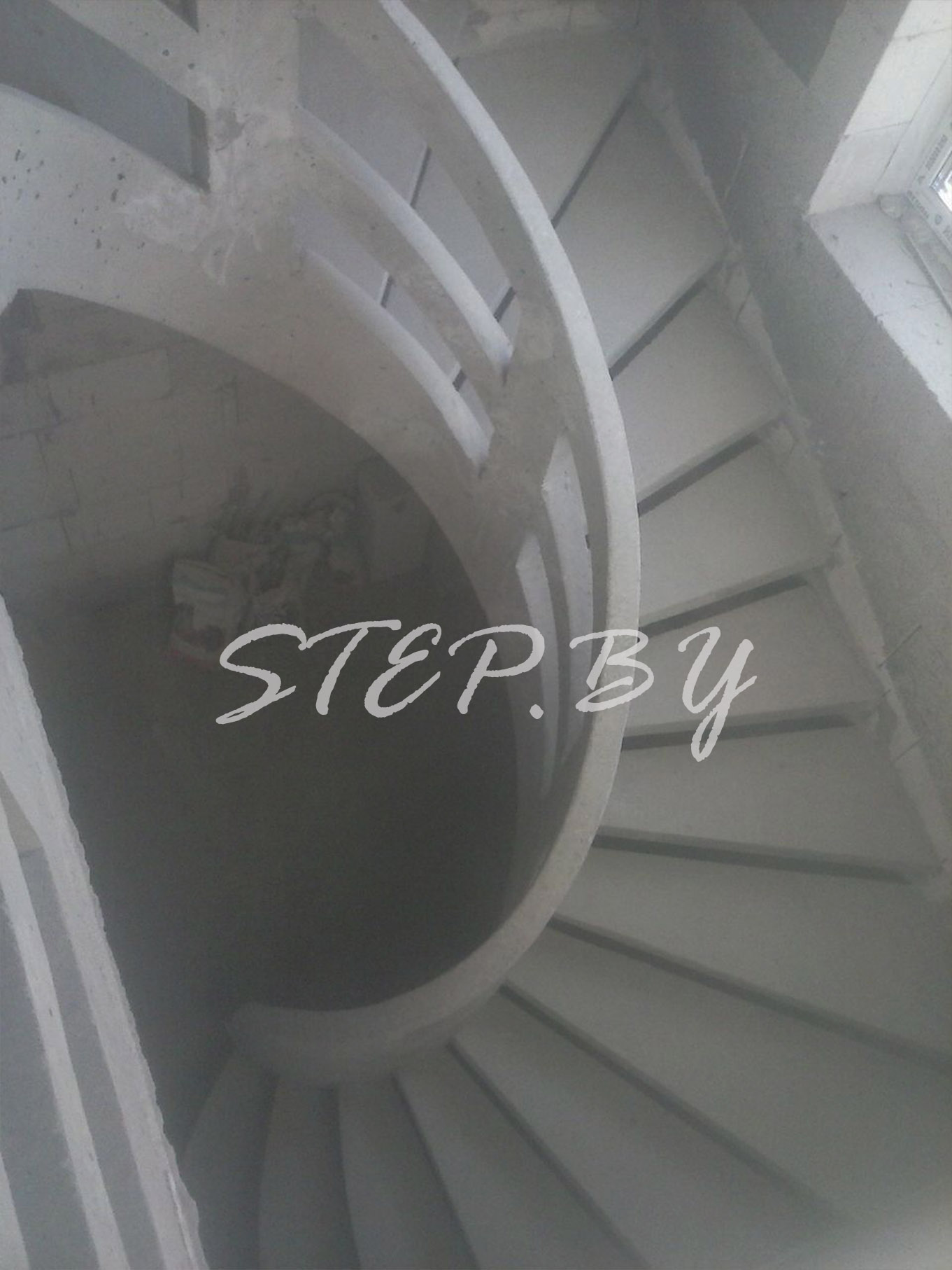 Бетонная лестница с отлитым ограждением фотография 10
