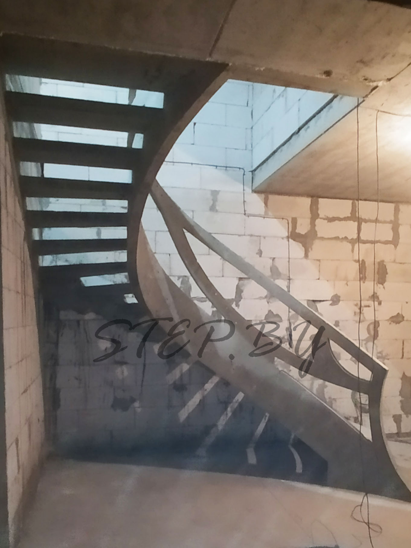 Бетонная лестница с отлитым ограждением фотография 6
