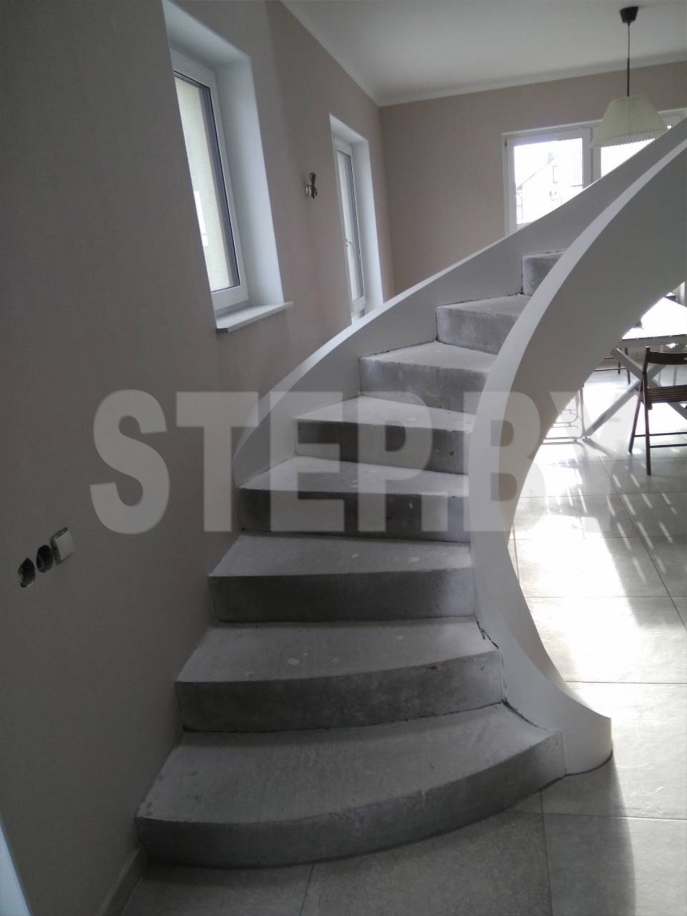 Монолитная бетонная лестница с тетивой фотография 1