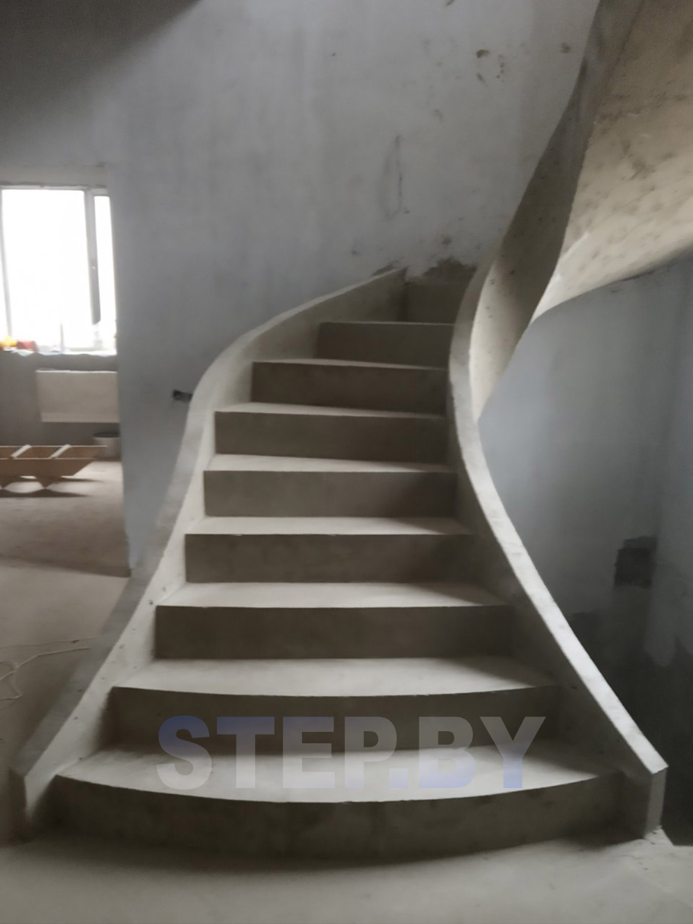 Монолитная бетонная лестница с тетивой фотография 10