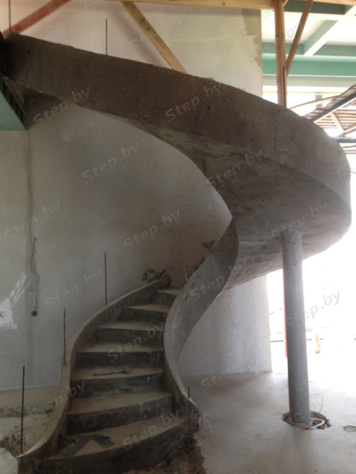 Монолитная бетонная лестница с тетивой фотография 11