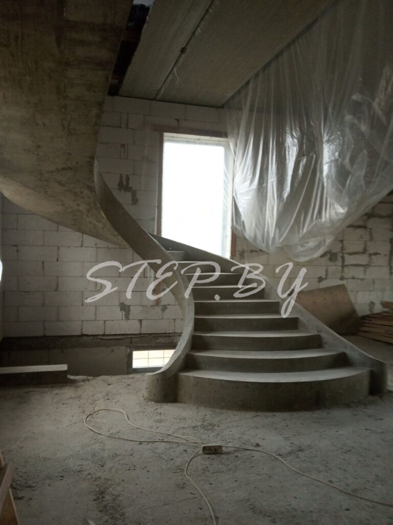 Монолитная бетонная лестница с тетивой фотография 3
