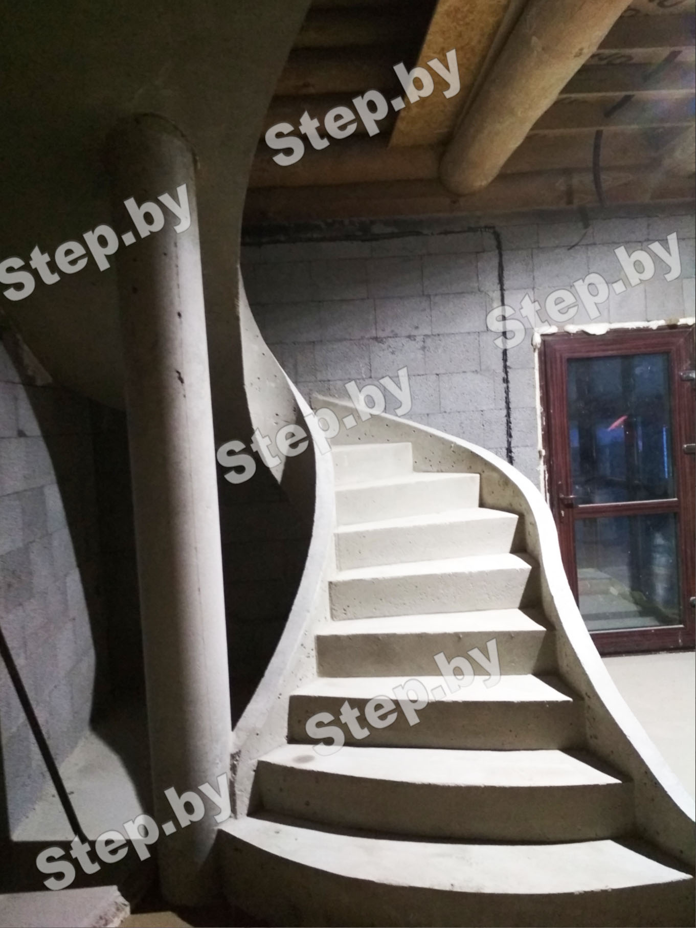 Монолитная бетонная лестница с тетивой фотография 7