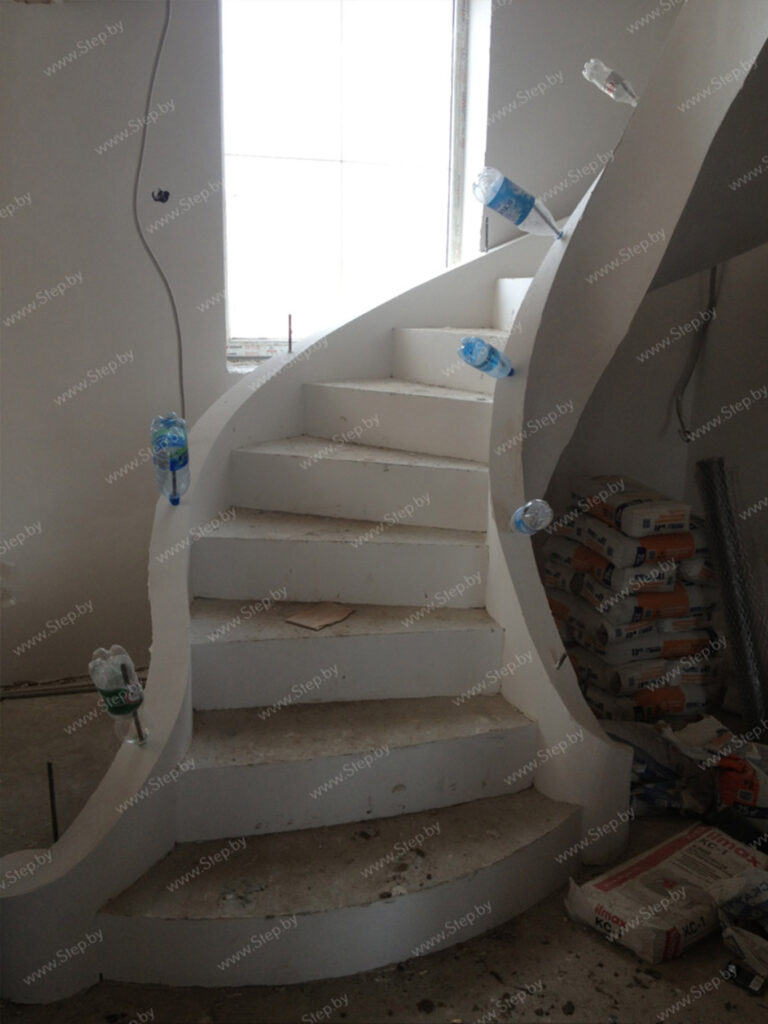 Монолитная бетонная лестница с тетивой фотография 9