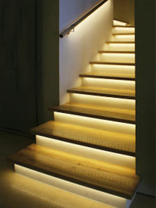 Светодиодная подсветка монолитной лестницы