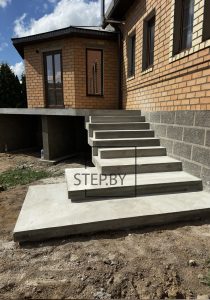 Крыльцо из бетона с подиумом