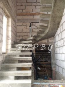 Бетонный косоур забежные ступени