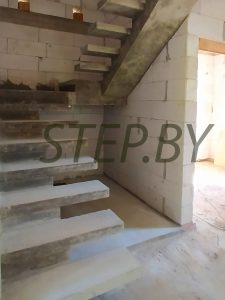 На косоуре с площадкой