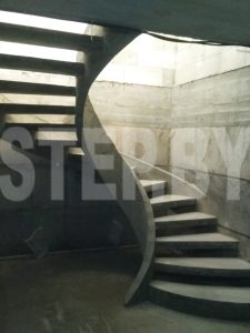 Винтовая лестница на тетивах с просветами