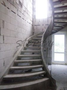 Бетонная лестница на тетивах с просветами