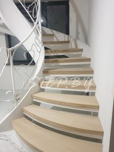 Бетонная лестница на тетивах с просветами