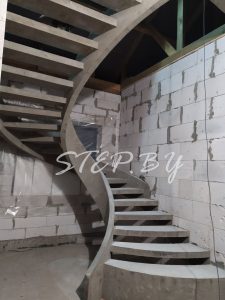 Бетонная лестница на тетивах с просветами