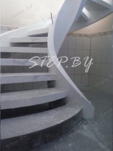 Монолитная лестница на тетивах с просветами