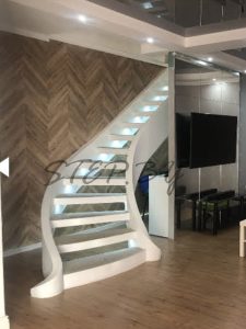 Бетонная лестница с поворотом на 90