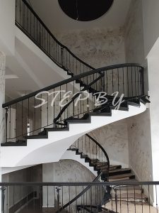 Монолитная лестница радиусной формы