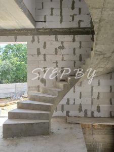 Радиусная монолитная лестница