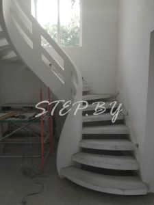 Лестница с бетонным ограждением