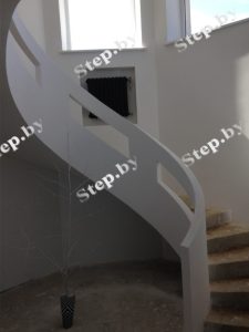 Лестница с бетонным ограждением