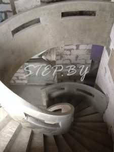 Лестница с бетонным ограждением