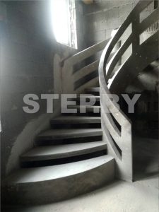 Лестница с бетонным ограждением