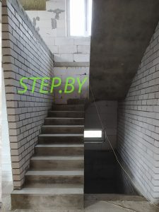 Бетонная лестница с забежными ступенями