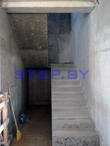 Бетонная лестница с площадкой
