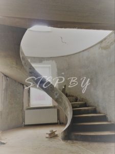 Бетонная лестница с тетивой