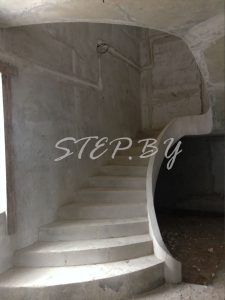 На тетивах с площадкой