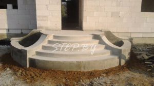 Радиусное крыльцо с цветниками