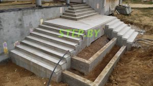 Крыльцо с цветочниками