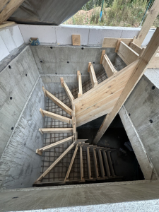Строительство опалубки бетонной лестницы