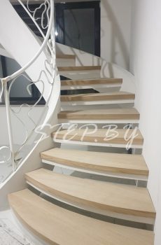 Бетонная лестница на тетивах с просветами