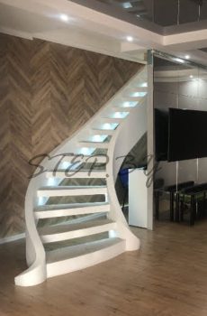 Бетонная лестница с поворотом на 90